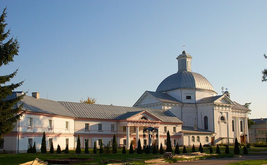 Коллегиум пиаров и костел Святой Терезы в Щучине